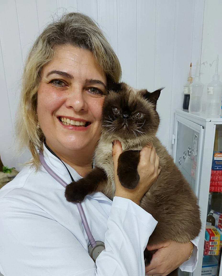 Dra. Márcia Becker segurando um filhote de gato